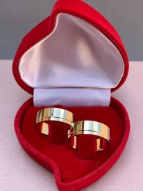 Par de aliança de ouro 12k reto por dentro e por fora com corte lateral 6mm