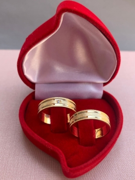 Par de aliança de ouro 12k reto por dentro e fora com dois frisos e diamantado 5mm